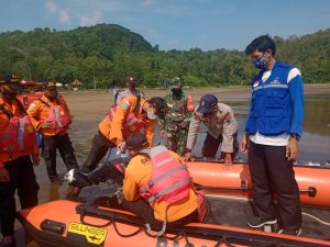 Pemancing jatuh terseret ombak di Pantai Logending