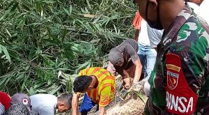 Babinsa Hatiwe Laksanakan Kerja Bakti Perbaiki Pipa di Gunung Sauhuru