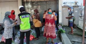 Polwan Polres Kebumen Bagi Masker dan Tips Cara Memakai Masker