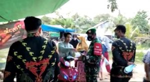 Pantau Pasar Tradisional, Babinsa Koramil 1015-08/Mentawa Baru Ketapang Imbau Masyarakat Patuhi Prokes