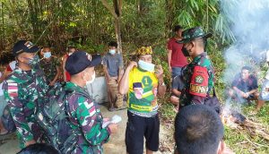 Satgas Pamtas Yonif Mekanis 643/Wns Hadiri Ritual Adat Ba’Samsam Bersama Masyarakat.