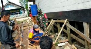 Penuh Keakraban Babinsa 1015-13/ Mentaya Hulu Komsos Bersama Pembuat Perahu Jukung
