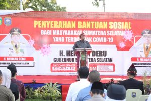 Plh Bupati OKU dampingi Gubernur Sumsel serahkan bansos kepada masyarakat terdampak Covid-19