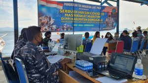 Di Pelabuhan PPI Donggala vaksinator Lanal Palu diserbu masyarakat pesisir
