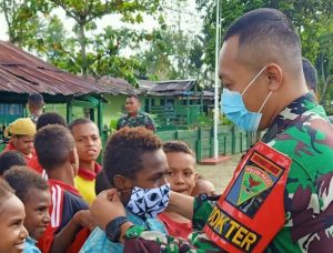 Jaga kesehatan pelajar, Satgas Yonmek 403 bagikan minuman susu dan masker di Perbatasan RI-PNG