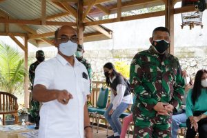 Kunjungi Panti Asuhan, Danrem 143/HO Bagikan Sembako Warga Terdampak Covid-19