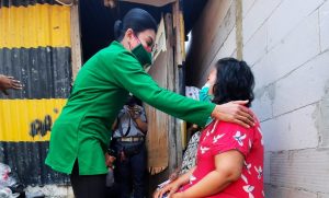 Ny. Hetty Serahkan Bantuan Sembako Kepada Warga Kurang Mampu