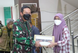 Jelang HUT ke-74, Korem 043/Gatam Gelar Serbuan Vaksinasi dan Pembagian Sembako Kepada Masyarakat