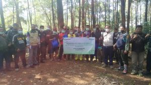 Perum Perhutani KPH Kuningan Berikan Sembako kepada Penyadap Pinus
