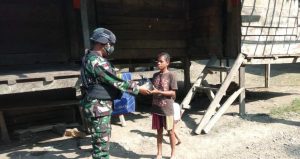 Bantu Warga Di tengah Pandemi Covid – 19, Satgas Yonif 512/QY Bagikan Paket Sembako Kepada Masyarakat Perbatasan Papua