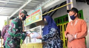 Dandim 0713 Brebes Terjun Bantu Warga Brebes Terdampak PPKM