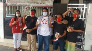 Dihari Kemerdekaan PSI DPD Jakarta Timur Bagikan Rice Box di Daerah Jatinegara
