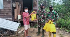 Bantu Warga Terdampak Covid-19, Satgas Yonif 144/JY Berikan Bantuan Sembako