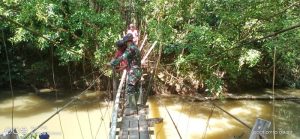 Satgas Yonif 144JY Karya Bakti Benahi Jembatan Gantung di Perbatasan