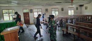 Cegah Penyebaran Covid-19, Satgas Yonif 512/QY Lakukan Penyemprotan Disinfektan di Kampung Perbatasan