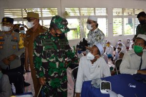 Satgas Yonarmed 6/3 Kostrad Gelar Sosialisasi New Normal di SMA 1 Mutis Eban