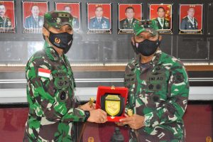 Pangdam VI/Mulawarman, Pangdam XVII/Cenderawasih kunjungi Satgas TNI yang bertugas bantu pengamanan PON XX/2021 Papua