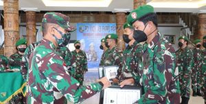 Berhasil Dapatkan Senjata Api Dari KST, Pangdam XVII/Cenderawasih Berikan Penghargaan Bagi Prajuritnya