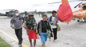 Personel TNI Evakuasi Tiga Orang Pengungsi Kiwirok
