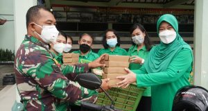 Melalui Babinsa, Persit KCK Korem 163/Wira Satya Gelar Aksi Peduli Warga Terdampak Covid-19