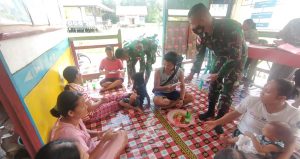 Cegah Covid-19 Anggota Satgas Yonif 144/JY Bagikan Masker Door to Door Kepada Warga Perbatasan