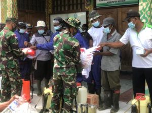 Tekan Angka Covid-19 di Tapal Batas, Satgas Yonif 512/QY bersama masyarakat lakukan desinfeksi Kampung Binaan