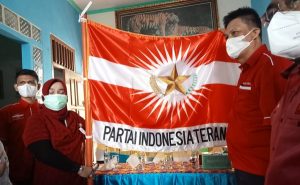 Presiden Pinter Dr. Hj. Rizayati serahkan SK Ketua DPD I Lampung