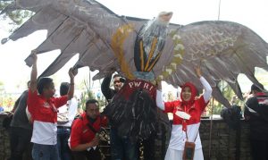 Layang-layang Burung Elang PWRI menarik perhatian pengunjung