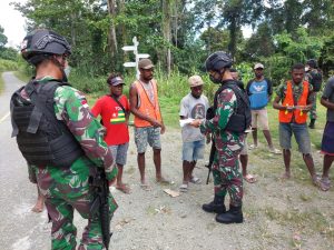 Berantas Virus Covid-19 di Perbatasan Papua, Satgas Yonif 512/QY bagikan masker secara berkala