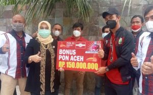 Hj. Rizayati beri bonus Tim Sepak Bola PON Aceh 150 juta
