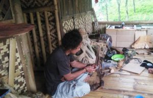 Seni ukir khas Sunda dari Garut Selatan masih tetap terjaga dan lestari