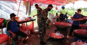 Yonbekang 2/MWJ/2 Kostrad Bantu Logistik Pasca Banjir Bandang di Kota Batu