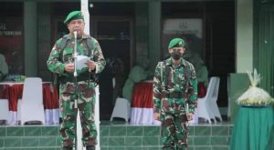 Kasad Bagikan Sembako Kepada Warga Sekitar Daerah Latihan Cipatat