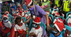 Hetty Andika Perkasa Berbagi Bingkisan Natal di Merauke