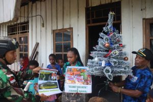 Sambut Perayaan Natal, Satgas Yonif PR 431/SSP Berbagi Kebahagiaan Dengan Warga Ndunga