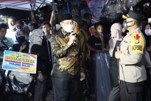 Bupati dan Kapolres Wajo Sampai Tengah Malam Bersama Masyarakat Vaksinasi di Pitumpanua