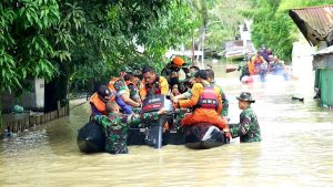 Hadir Ditengah Pengungsi, Pangdam IM Tinjau dan Antar Bantuan Korban Banjir Aceh Utara