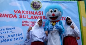 Badut dihadirkan dalam kegiatan vaksinasi