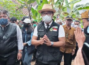 Resmikan Tamkot Kuningan, Ridwan Kamil berbagi sepeda dan sembako