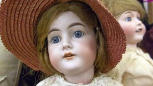 Daripada adopsi boneka, lebih mulia adopsi anak yatim piatu