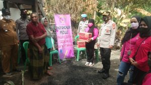 Bhayangkari Peduli Ranting Pitumpanua Serahkan Bantuan Kepada Korban Kebakaran