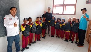 TRC PPA dan LAN Banyuwangi Bagikan Puluhan Tas Sekolah