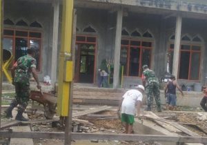 Babinsa Bomberay Laksanakan Karya Bakti Pembangunan Mesjid Al Coliq Kampung Mekarsari