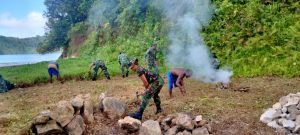 Ciptakan Lingkungan Yang Bersih dan Asri, Anggota Satgas BKO Teluk Patipi Gotongroyong Bersama Warga