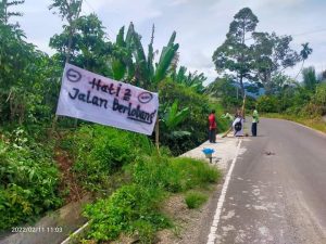 Antisipasi lakalantas, Camat Banding Agung pasang rambu tanda peringatan
