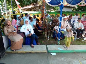 Pupuk Kebersamaan, Babinsa Hadir Dalam Kegiatan Pemasangan Kuba Masjid Baitul Makmur