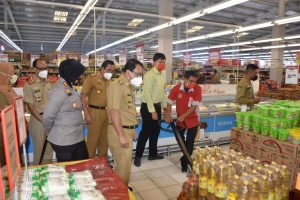 Walikota Metro sidak di beberapa toko, temukan pelanggaran terhadap penjualan migor.