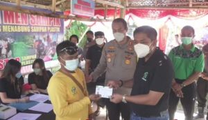 Manfaatkan lahan tidur milik warga, BWC dan Polres Badung bagikan bibit dan pupuk