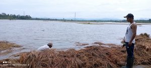 Kades Kalipurwo, Kecamatan Kuwarasan Inisiasi Bersihkan Sisa Sampah Pasca Banjir