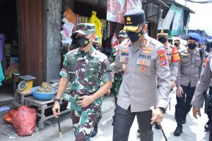 Danrem 132/Tdl Bersama Kapolda Sulteng Tinjau Pasar Tradisional
